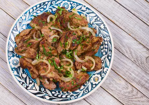 Libertatea te ajută să găteşti ieftin şi bun. Ficăţei de pui cu ceapă cu doar 8,4 lei