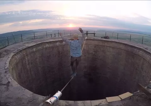 Dependent de adrenalină! Face echilibristică pe un turn de 160 de metri din Oradea