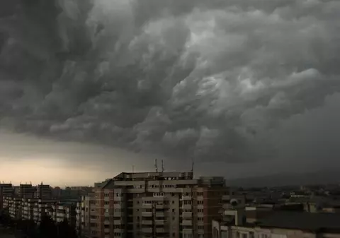 Dezastru în Capitală, după o ploaie torenţială: locuinţe inundate, copaci căzuţi şi maşini distruse