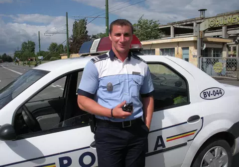 Marian Godină n-a ieșit cu iubita în oraș ca să găsească mașina unui șofer fugar. Polițistul din Brașov a descoperit-o în timp record și a povestit totul pe Facebook