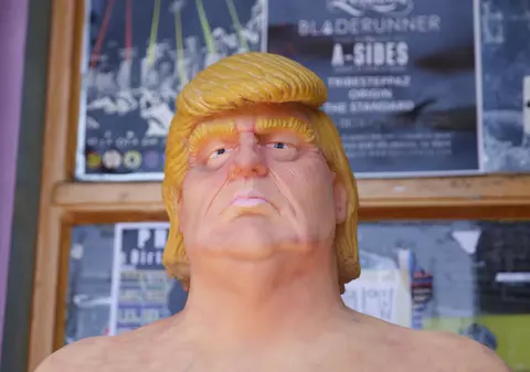 O statuie nud a lui Donald Trump a apărut în New York. Ce decizie au luat autoritățile