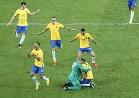 Jocurile Olimpice. În sfârșit, Brazilia a luat titlul la fotbal. Tot hulitul Neymar le-a împlinit visul. Starul de la Barcelona protestează / VIDEO