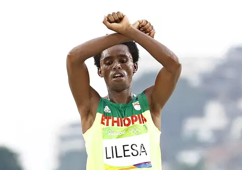 Jocurile Olimpice. Vicecampionul olimpic de la maraton a făcut semnul cătușelor chiar pe Sambodrom! VIDEO