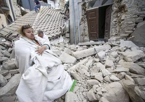 Româncă, stabilită în Italia: „Sunt case căzute, poduri...este un dezastru. Suntem speriaţi”