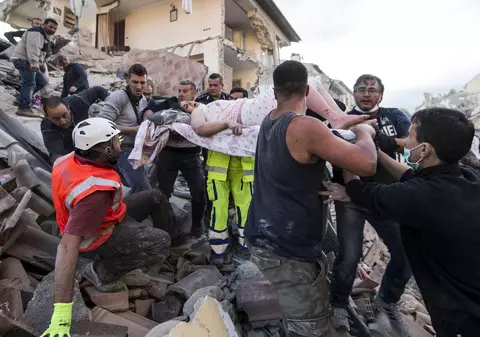 Cutremur Italia. Doi copii, salvați de sub dărâmături după ce bunica lor i-a pus să se bage cu ea sub un pat. Bătrâna e  încă prinsă sub ruine