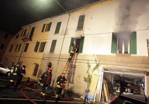 Un român a devenit erou în Italia! Și-a riscat viața ca să o salveze pe o bătrânică dintr-un incendiu