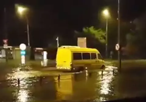 Inundaţii în Braşov. O ploaie torenţială a paralizat traficul şi a inundat mai multe case | VIDEO