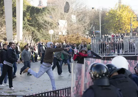 Dispozitiv exploziv, aruncat asupra sediului parlamentului din Kosovo