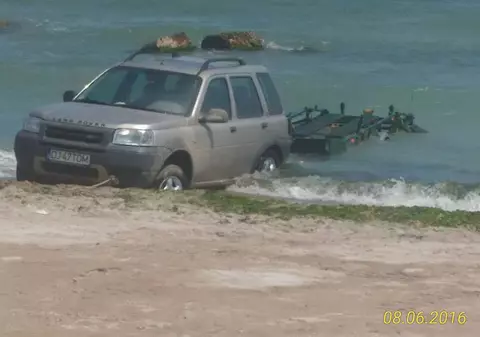 Nesimțire pe plajă! Un șofer din Dolj și-a parcat mașina la malul mării, printre turiști