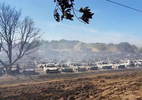 Sute de mașini complet distruse, după ce au luat foc în parcarea unui festival / VIDEO