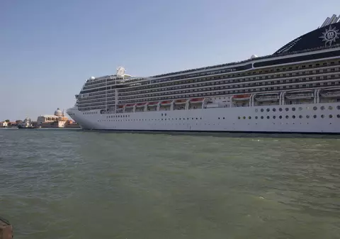 A plutit în mare timp de 38 de ore și a supraviețuit! Povestea care a isterizat internetul!