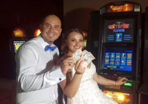 O mireasă a câștigat la păcănele după ce a fost furată de nuntași