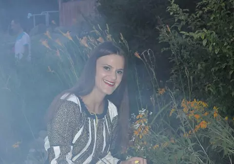 Inedit! O cunoscută artistă a cântat la un botez iar apoi s-a ocupat de mămăliga invitaților îmbrăcată în haine de scenă!