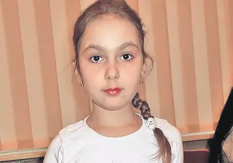 Transfuziile zilnice de sânge o țin în viață pe o fetiță de nouă ani! Miruna va fi  salvată de sora ei