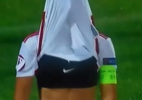 Ratarea anului vine din fotbalul feminin! De nervi, și-a pus tricoul în cap | VIDEO