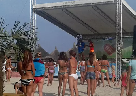 VIDEO EXCLUSIV/ Imagini filmate parcă într-o sectă! Zeci de doamne și domnișoare fac sincron în costum de baie la un concert al lui Gheorghe Gheorghiu