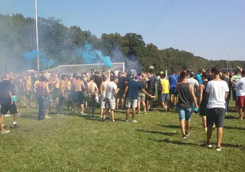 Petrolul a debutat la județ. Fanii ”lupilor” au intrat în vestiar ca să bată un jucător!