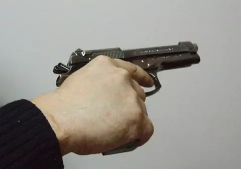 Românii, de acord ca polițiștii să folosească arma! Cazul tânărului împușcat mortal la Sângeorz-Băi a stârnit comentarii aprinse