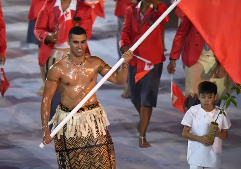 Jocurile Olimpice. Cu ulei bine s-a uns și pe dive le-a ”răpus”. Supermodelele îi dau târcoale sexosului purtător al drapelului statului Tonga