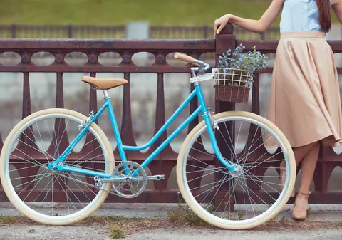 Vrei să slăbeşti? Află de ce mersul cu bicicleta e mai eficient decât mersul pe jos!