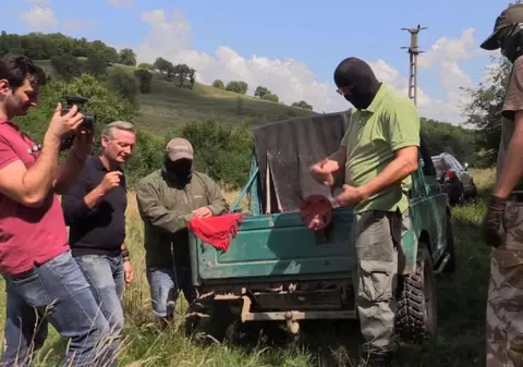 UPDATE: Reportajul Sky News a fost regizat | Jurnalistul, filmat în timp ce făcea scenariul cu ”traficanții”