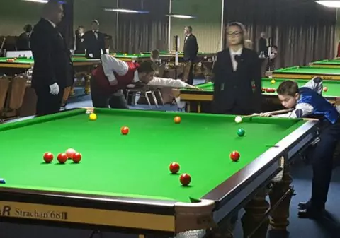 La 10 ani, joacă snooker la Campionatul Mondial | «Când a început, tacul era cu vreo 10 centimetri mai mare decât el»