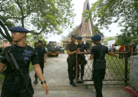 Tentativă de atac terorist într-o biserică din Indonezia. Un bărbat cu dispozitive explozive l-a atacat pe preot