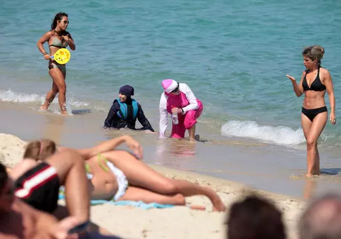 Pedepsite pentru că au mers prea îmbrăcate la plajă. Zece femei au fost amendate pentru că au purtat “burkini” în stațiunile din sudul Franței