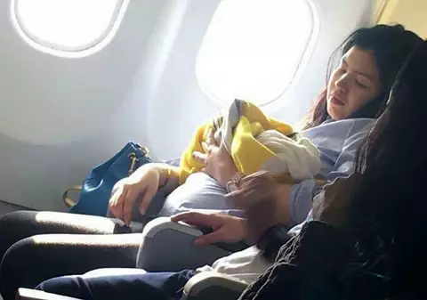 O femeie a născut în avion, la 10.000 de metri altitudine. Ce au făcut pasagerii