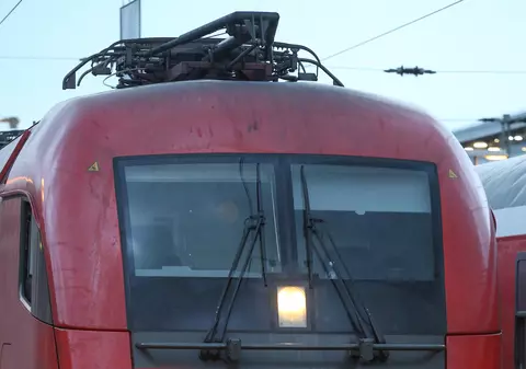 Cel puțin nouă răniți într-o coliziune dintre un tren și un autobuz în Germania