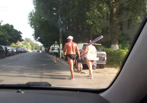 Bunele maniere n-au mai încăput în bagaj! Turiștii se plimbă în slipi pe străzile orașului Constanța