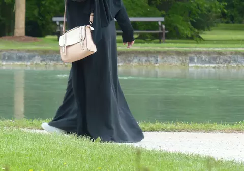 Vălul islamic ar putea fi interzis total în Germania