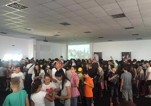 La un pas de o mare tragedie în timpul evenimentului YouMeet! Mai multe persoane au leșinat VIDEO