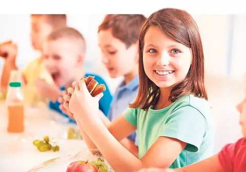 Cel mic s-a săturat de sendvișuri, iar tu habar n-ai ce să-i pregătești? Avem soluții! SUPERidei pentru pachețelul școlarului