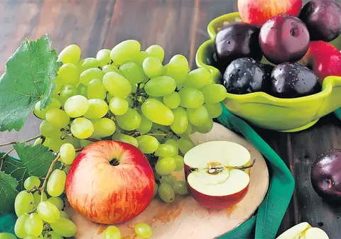Din pom şi din vie, direct în farfurie! Fructele care ne dau ţuică, vin sau suc sunt delicioase şi în supe, deserturi sau lângă friptură