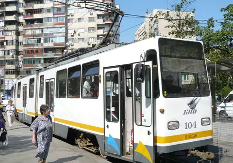 Tramvaiele liniilor 24, 42, 45 si 46 circulă din nou prin Piaţa Victoriei