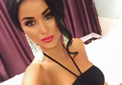 Danielei Crudu i-au intrat sânii la apă. De când a slăbit, bruneta a rămas fără ce avea mai de preţ