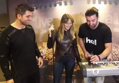 Laura Cosoi şi soţul ei, alături de Smiley la un eveniment | FOTO ÎN ARTICOL