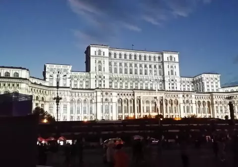 iMapp 2016. Spectacol în Piața Constituției. 104 de proiectoare schimbă faţada Palatului Parlamentului