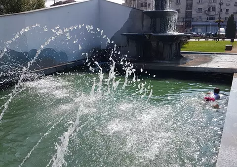 Căldură neobișnuită la Arad! Copiii au făcut baie în fântâna arteziană GALERIE FOTO