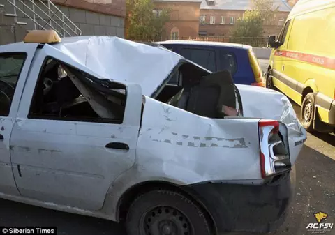 Un adolescent din Rusia a căzut de la etajul 23 pe un Logan. Incredibil ce s-a întâmplat