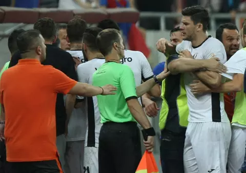 Oglindă, oglinjoară cine-i cel mai smardoi din țară? Istoria nefardată a antecendentelor ”cocoșilor” Săpunaru și MM Stoica