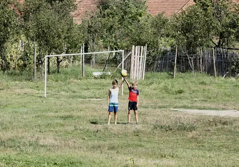 România - Muntenegru (duminică, 21.45). REPORTAJ la Craiva, locul unde s-a născut Stanciu. Terenul de pe islaz! Tătăl lui Nicușor, fost instalator, are capre!