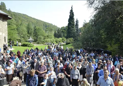 Slujbă impresionantă la Prislop! Pelerinii s-au adunat, din nou, în număr mare la mormântul părintelui Arsenie Boca