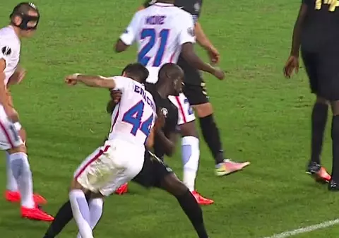 Stelistul Gabi Enache a intrat în galeria fotbaliștilor care și-au lovit violent adversarul cu capul. Topul e condus de Zinedine Zidane VIDEO