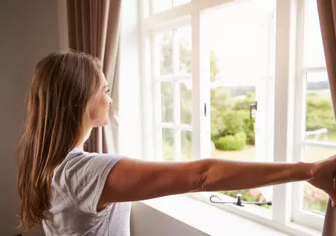 LIBERTATEA TE AJUTĂ: Fereastra cu vedere spre curtea vecinului nu poate fi construită oricum