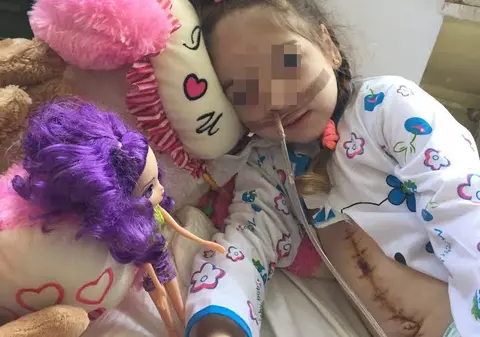 Tatăl fetiței maltratate a primit amenințări cu moartea din partea rudelor mamei bătăușe: ”Mi-au zis că-mi taie gâtul”