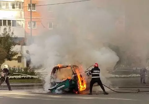 O mașină a explodat în Bacău. Incendiu violent în centrul orașului