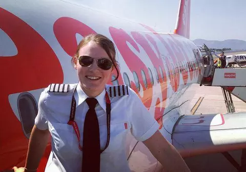 Cea mai tânără femeie pilot din lume este o britanică de 26 de ani