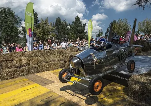 Cursa mașinilor trăsnite, în hohote de râs | VIDEO